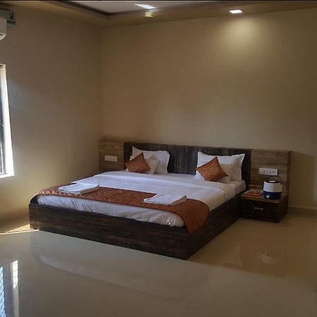 Hotel Shehnai Garden Khurai Bagian luar foto